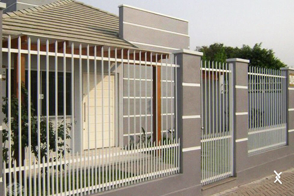 Imagem de um cercamento residencial com grade de ferro