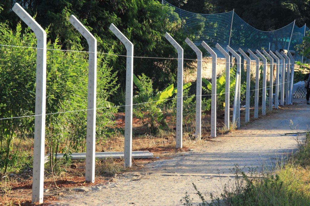 Postes de metal x postes de concreto 