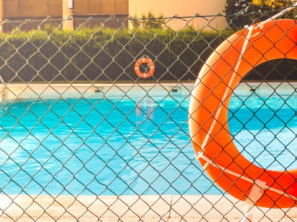 Leia mais sobre o artigo Cercas para Piscinas: Como Garantir a Segurança de Crianças e Animais de Estimação